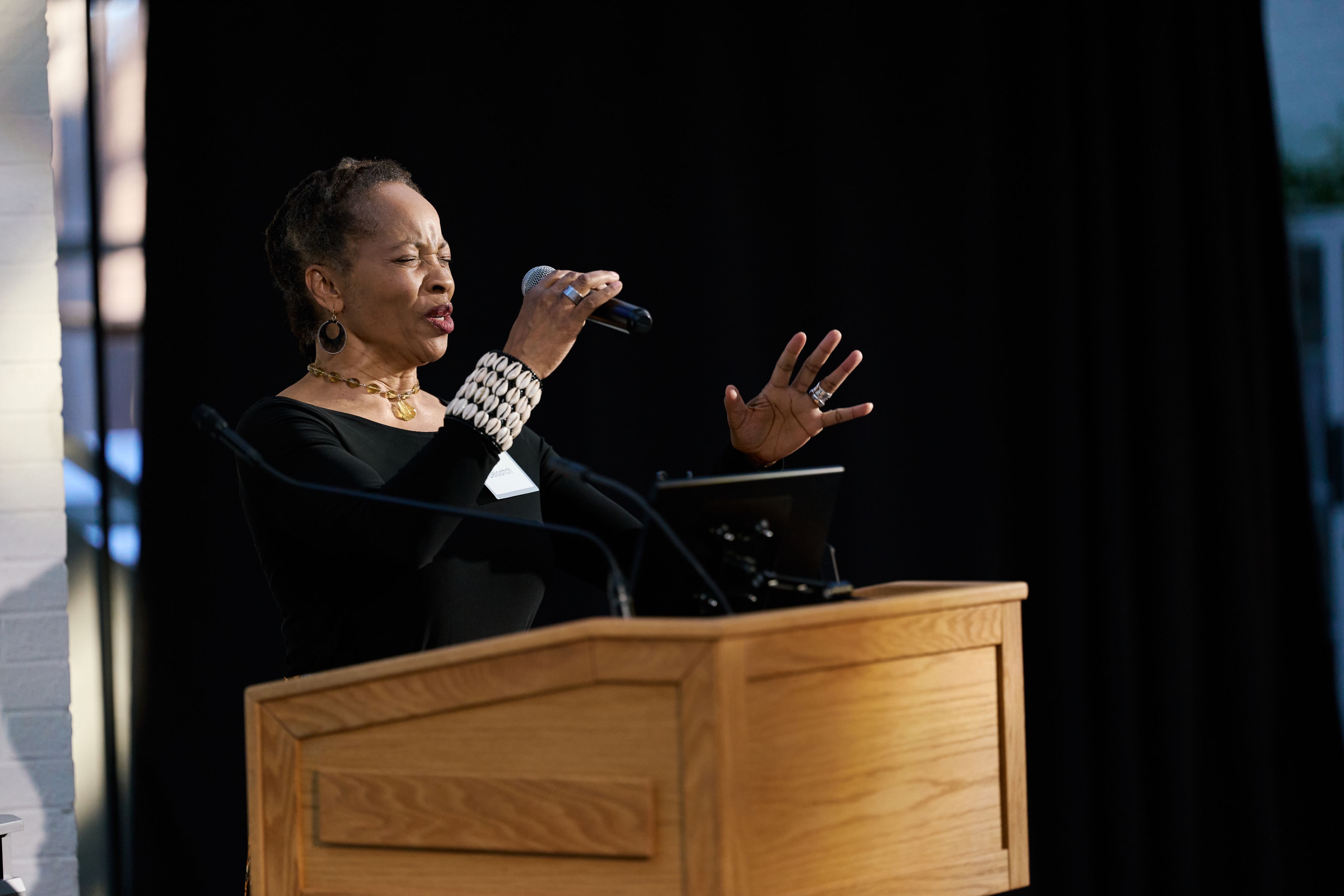Lois DeLoatch sings during Kelley's installation